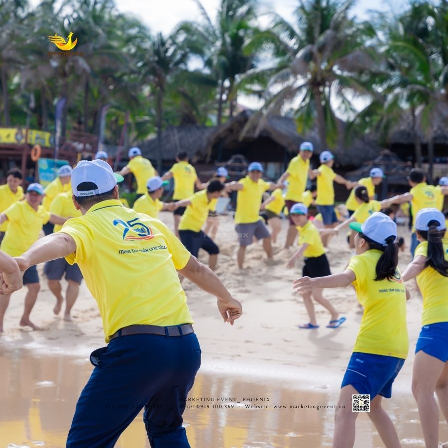 Phoenix truyen thong noi bo thong qua hoat dong team building